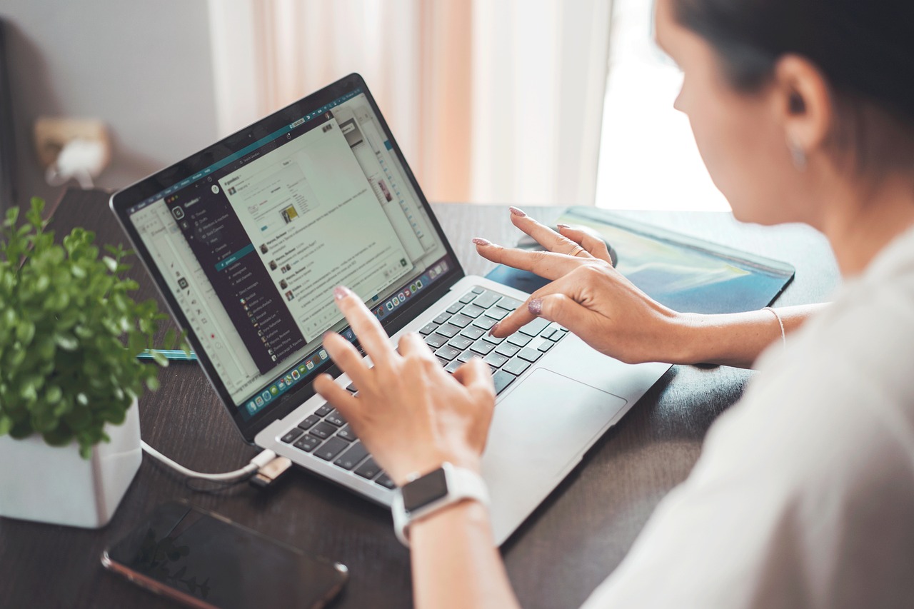Telework, technology, laptop — Plinko Erfahrungen 2026: Fiese Betrugsmasche & Fake Apps